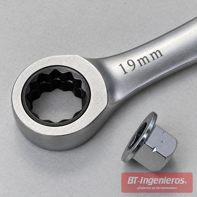 Llave pasante 19 mm con vaso intercambiable para espárragos largos