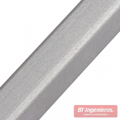 Detalle del vástago metálico de sección rectangular con cantos suavizados y acabado cromado