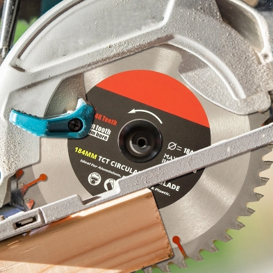 Detalle del disco TCT de 184 mm montado en una sierra circular durante una operación de corte