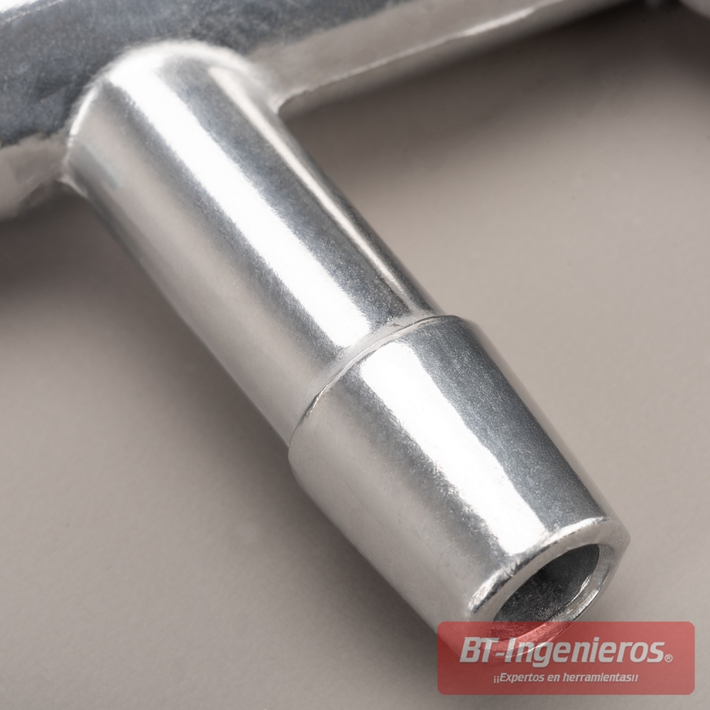 Detalle de conexión inferior para aspiración de abrasivo en pistola arenadora neumática