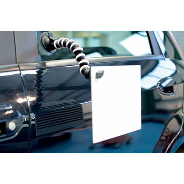 Pantalla PDR instalada en vehículo mostrando reflejo de abolladura sobre la chapa