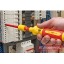 Destornillador dinamométrico siendo usado por un electricista.