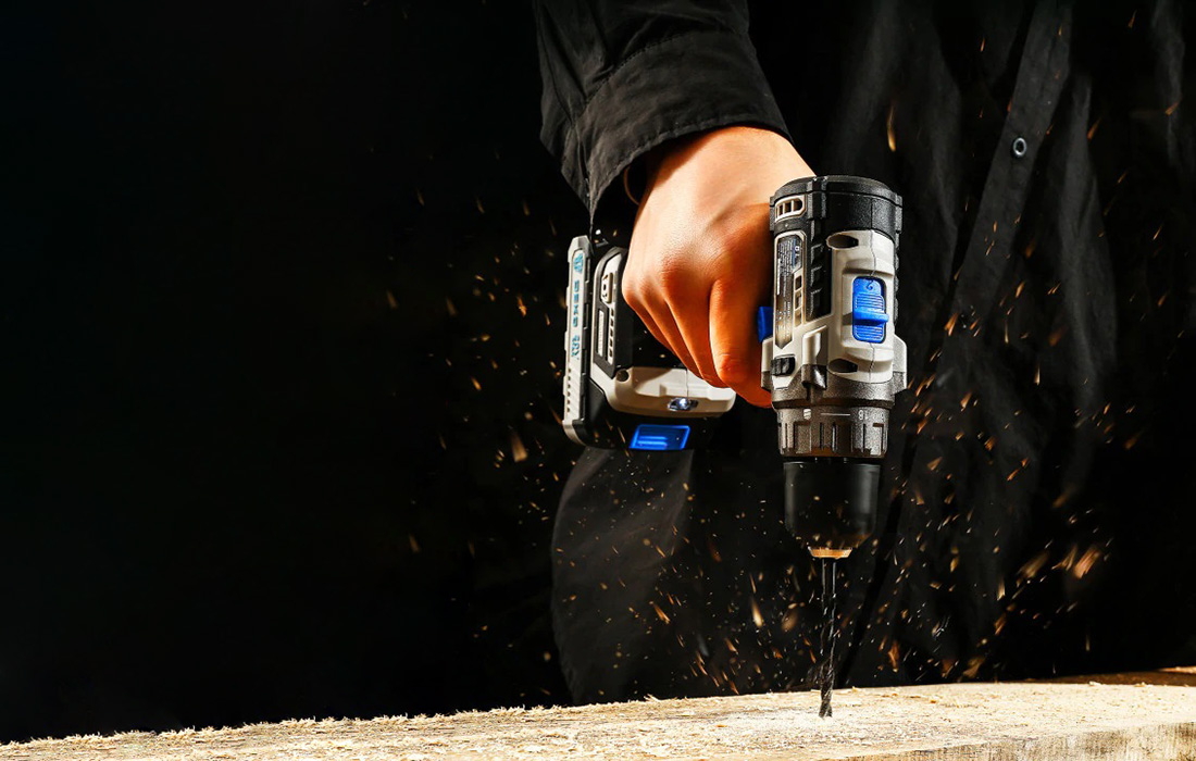 Uso del taladro Brushless perforando madera